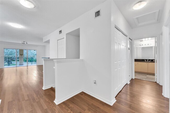 Building Photo - 2464 Centergate Dr