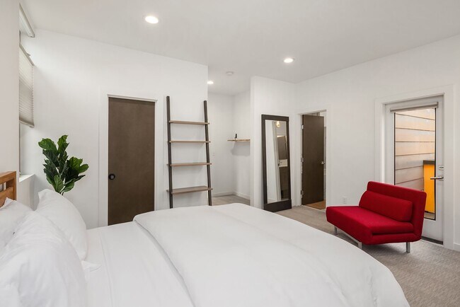 Building Photo - North Beacon Hill Townhome Living!