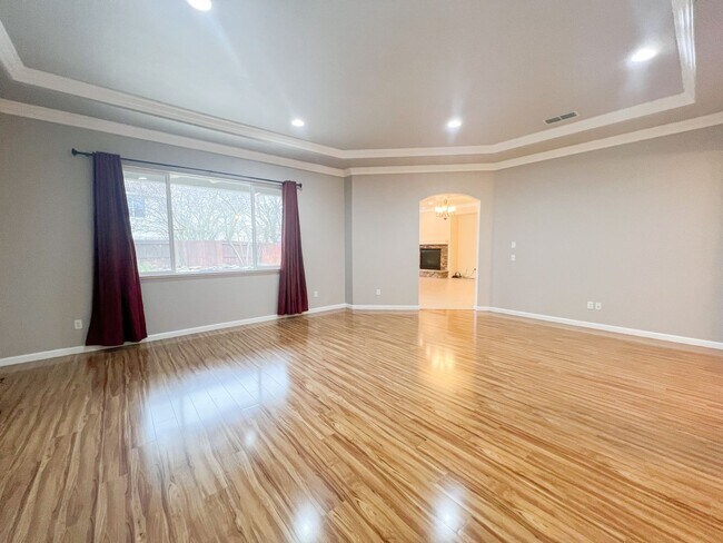 Building Photo - Spacious Single Story Three Bedroom Home