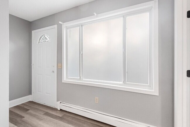 Building Photo - 2407 Buchanan St NE