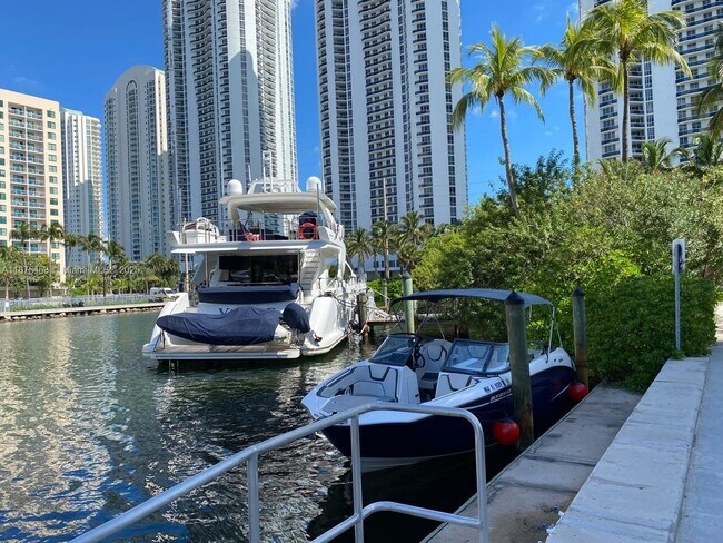 Building Photo - 500 Bayview Dr