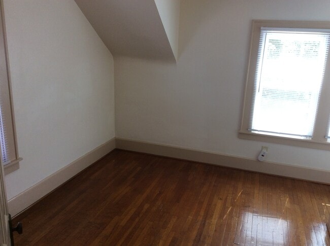 Upstairs Bedroom B - 11 Pratt St