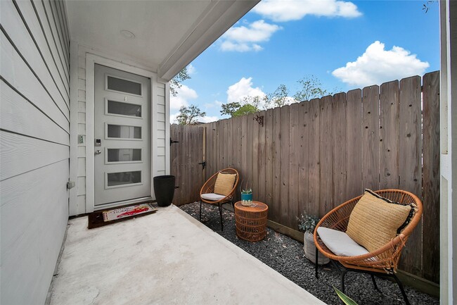 Building Photo - 814 Thornton Rd