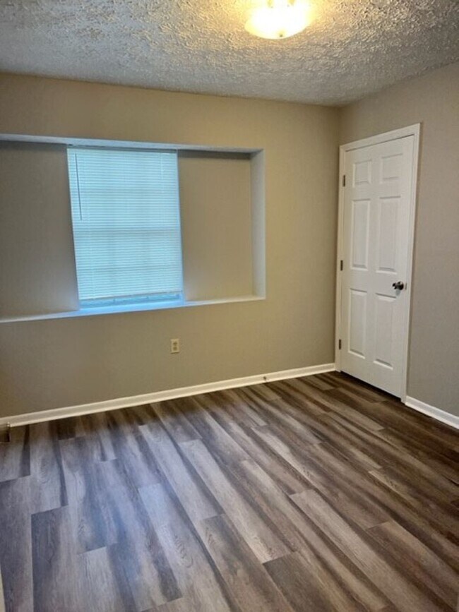 Building Photo - 18 Friar Tuck Dr