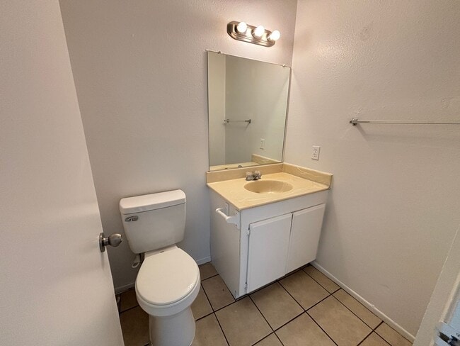 Building Photo - East Palmdale Townhouse