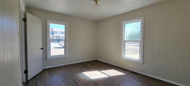 Building Photo - 2 Bedroom 1 Bath Home