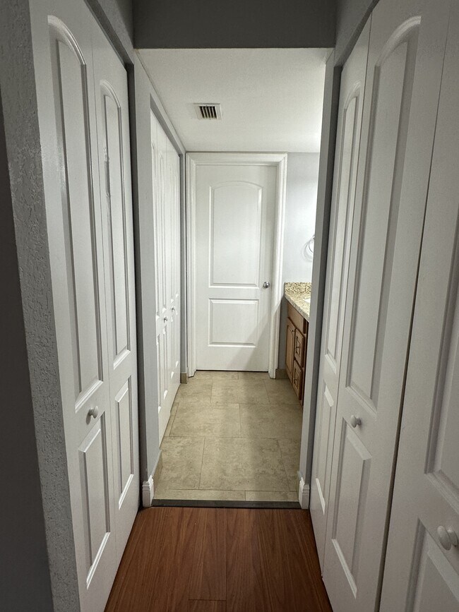 Building Photo - 2810 N Oakland Forest Dr