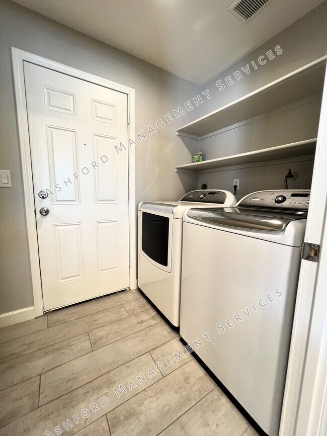 Building Photo - REMODELED 3 BEDROOM 2 BATH GEM WITH DETACH...