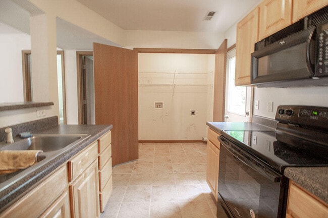 Building Photo - 2119 N Ballenger Ln