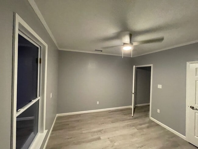 Building Photo - 3 bedrooms 2 baths - Only $1500 Per Month