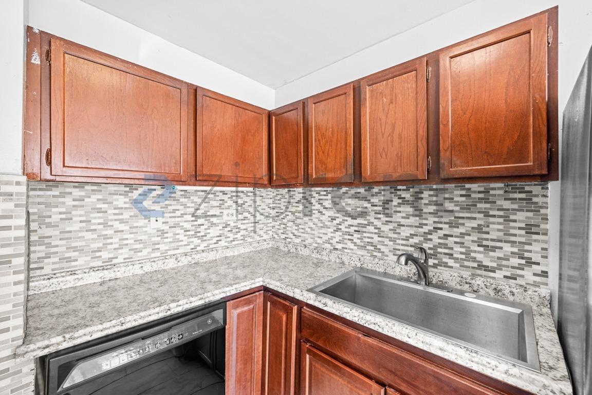 Building Photo - 5851 Quantrell Ave