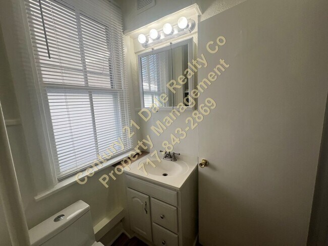 Building Photo - Beautifully redone 3 BR, 1 Bath Townhouse in York Suburban Schools