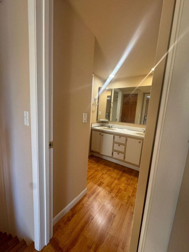 Building Photo - Charming townhouse 2 bed 2 bath in great l...