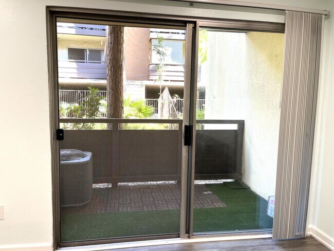 Building Photo - ****MOVE-IN SPECIAL: $500 OFF SECOND MONTH'S RENT****CHARMING 1BD/ 1BA AVAILABLE IN MISSION VALLEY!!