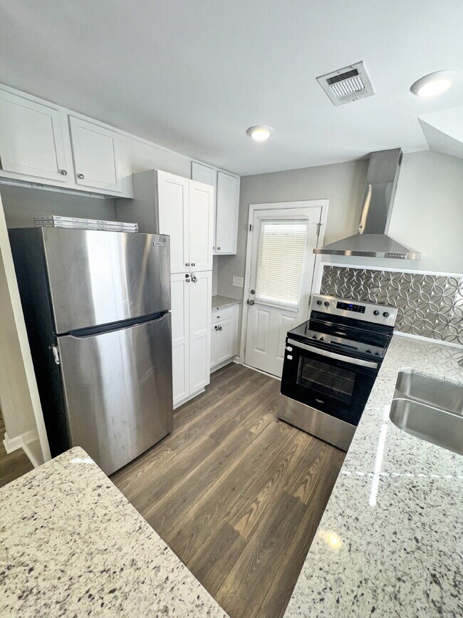 Building Photo - Newly Updated Jefferson Home with Spacious Backyard