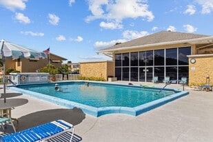 Building Photo - 2111 NE 1st Ct