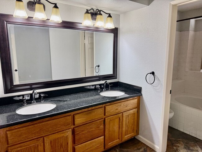 Building Photo - Nice Single Story Home