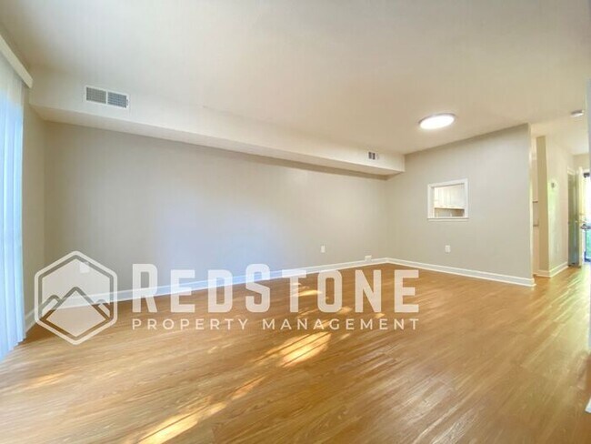 Building Photo - 2 Bedroom, 1.5 Bath - Townhouse