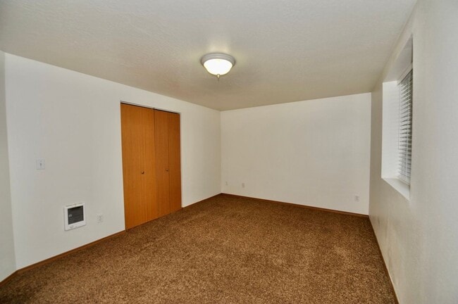 Building Photo - Basement 2 bed 1 bath unit
