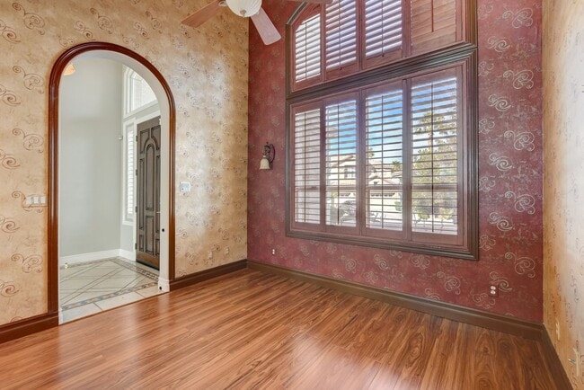 Building Photo - COMING SOON!! $1000 off 1st months Rent Guard-Gated Golf Course Living on the 14th Green!