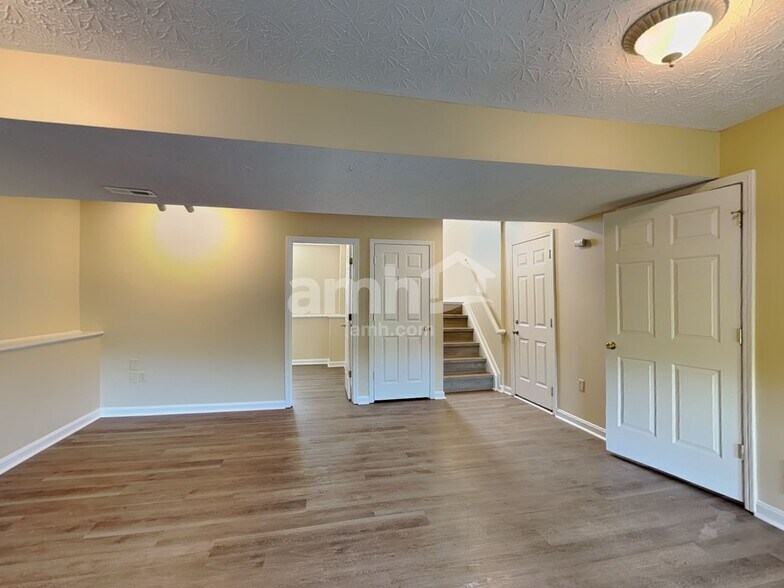 Building Photo - 10296 Manassas Ct