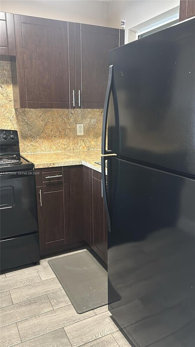 Building Photo - 13725 NE 6th Ave