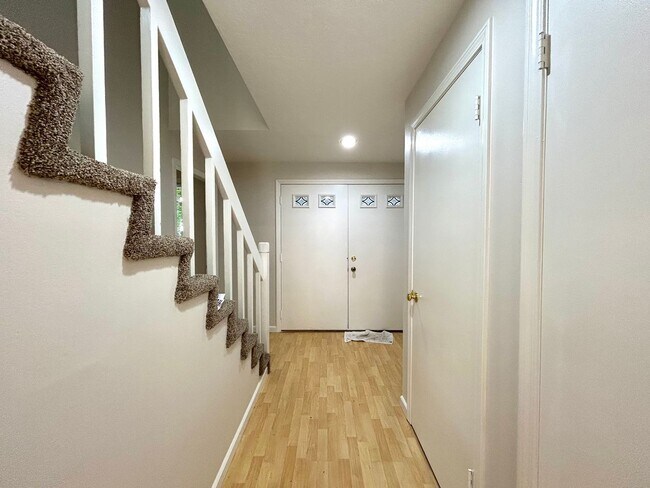 Building Photo - Large 4 Bed, 2.5 Bath House! Landscaping Included!