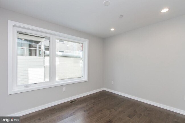 Building Photo - 720 S Sartain St