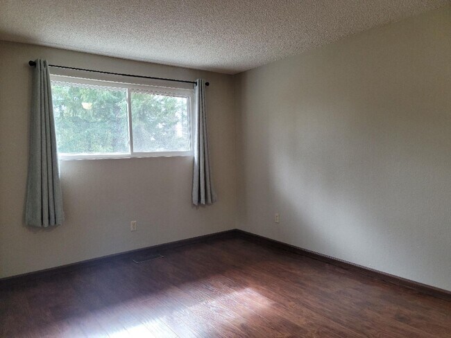 Building Photo - Pet Friendly 4 bedroom Home with Lots of Space for Everyone!