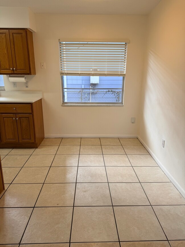 Building Photo - 912 La Salle Ave