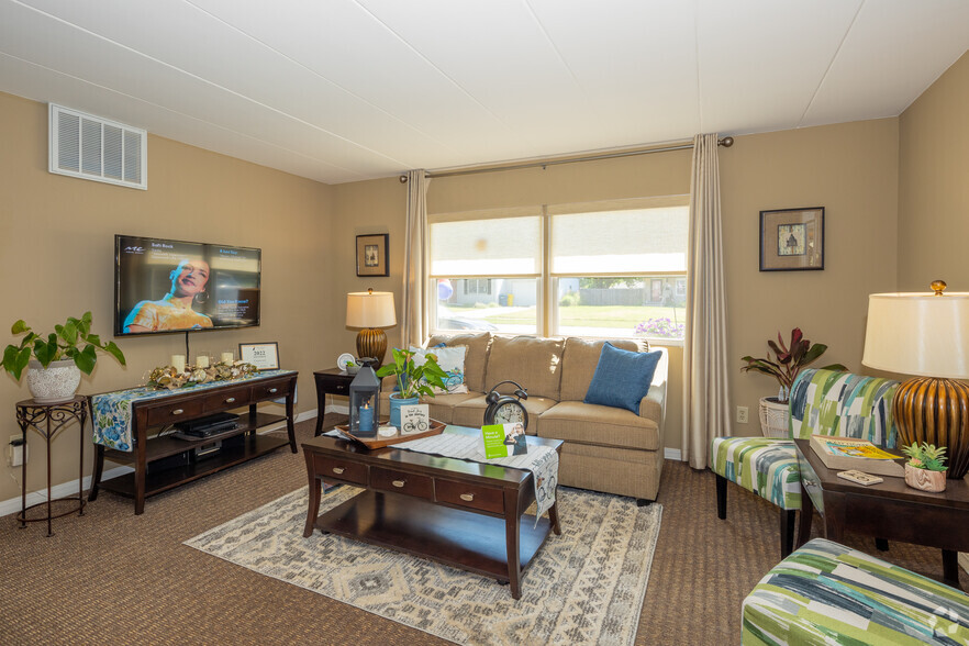 Living area - Crestview Apartment Homes