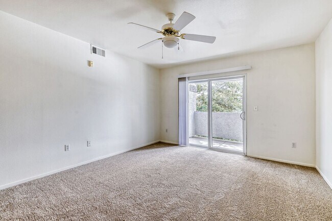 Building Photo - 1 Bedroom 2nd Floor Unit With Balcony!