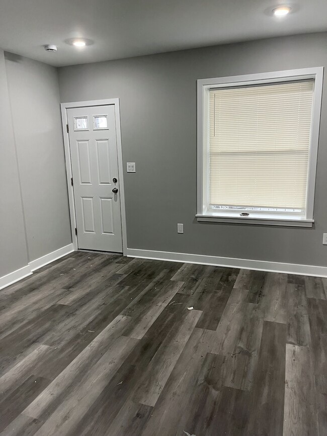 Building Photo - 805 W 5th St