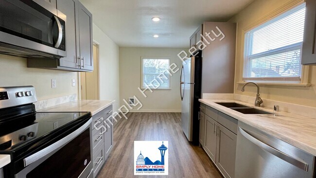Building Photo - Cute 3 bedroom 2 bath home in Tacoma!