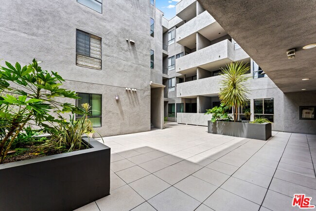 Building Photo - 12115 San Vicente Blvd