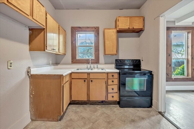 Building Photo - 913 S Hoff Ave