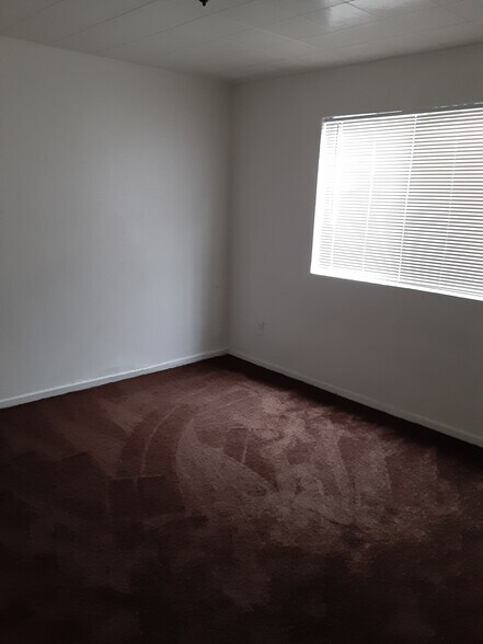 Building Photo - 833 W 79th St