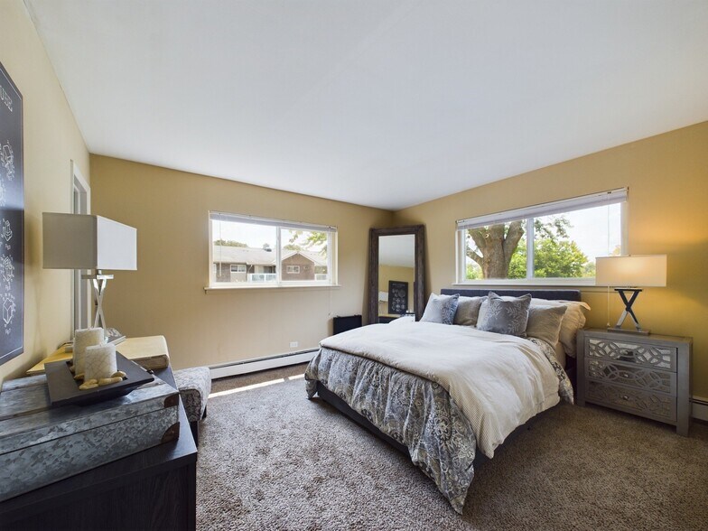 Building Photo - Renaissance at Carol Stream