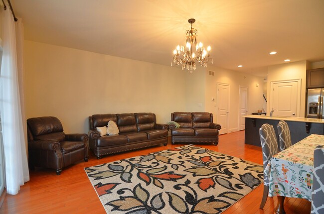 Building Photo - BEAUTIFUL 3 BR TOWNHOUSE- FABULOUS LOCATION