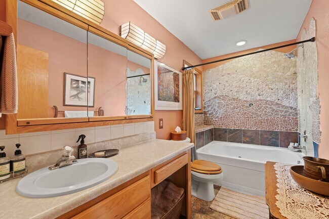 Building Photo - Cozy Green Mountain Falls Cottage