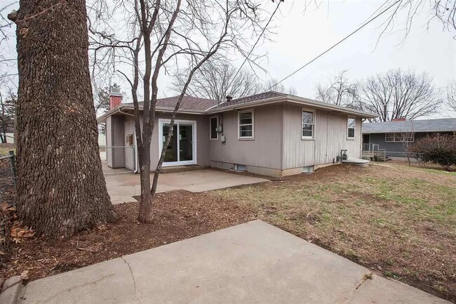 Building Photo - Fantastic 4 bedroom westside ranch!