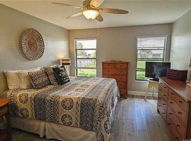 Building Photo - 7716 SE Sugar Sand Cir