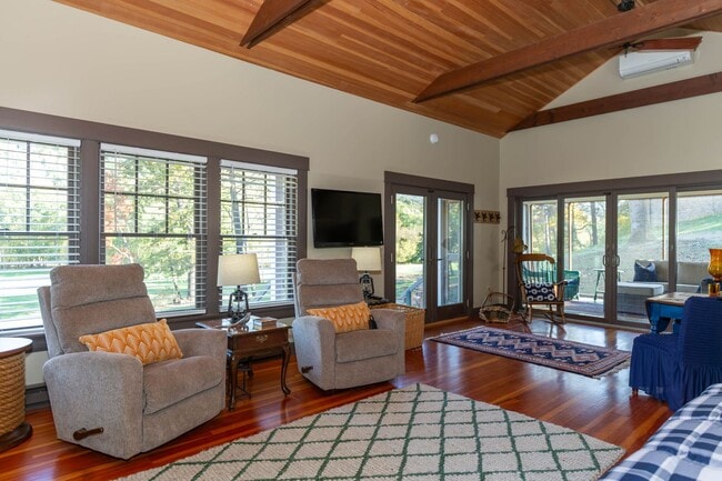 Building Photo - 1 bed, 1 bath River View Cottage in Charle...