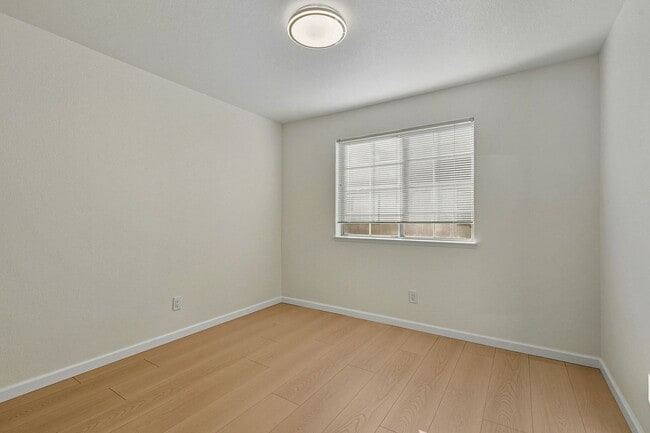 Building Photo - Updated Family Spacious Home w/ Fenced in ...