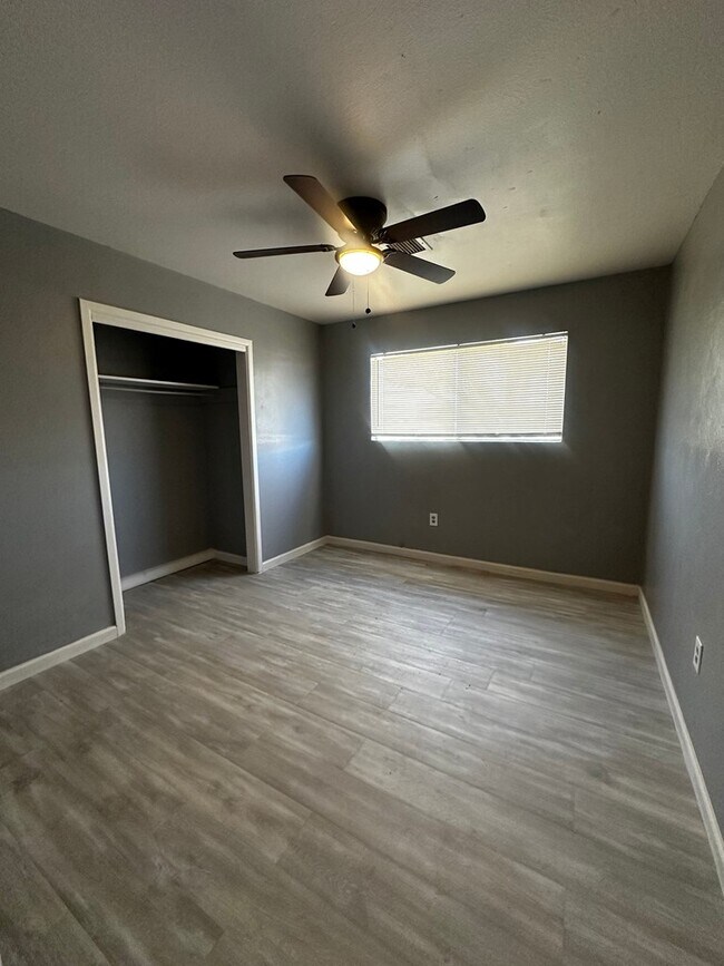 Building Photo - 2206 Lyndale Dr