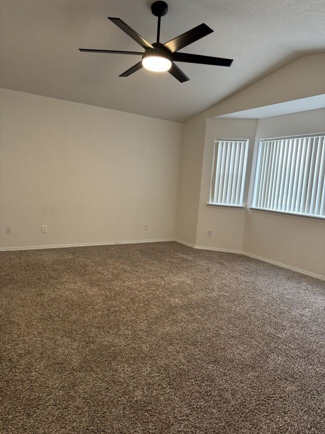 Building Photo - HARD TO FIND 4 BEDROOM