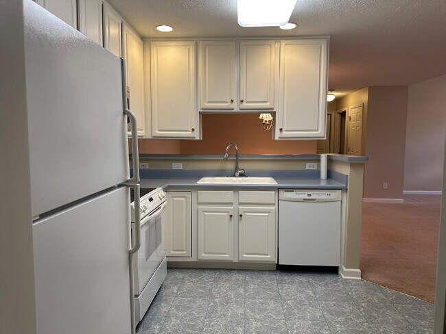 Building Photo - Well-Maintained Condo with 2 Bonus Rooms & Attached 2-Car Garage