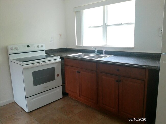 Building Photo - 808 S Central Ave