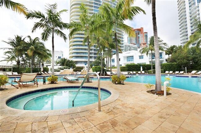 Building Photo - 100 South Pointe Dr
