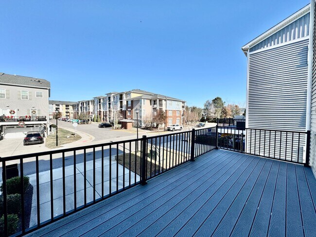 Building Photo - Available 07-08-26! Townhouse w/Garage - Pet Friendly - All Appliances Convey!